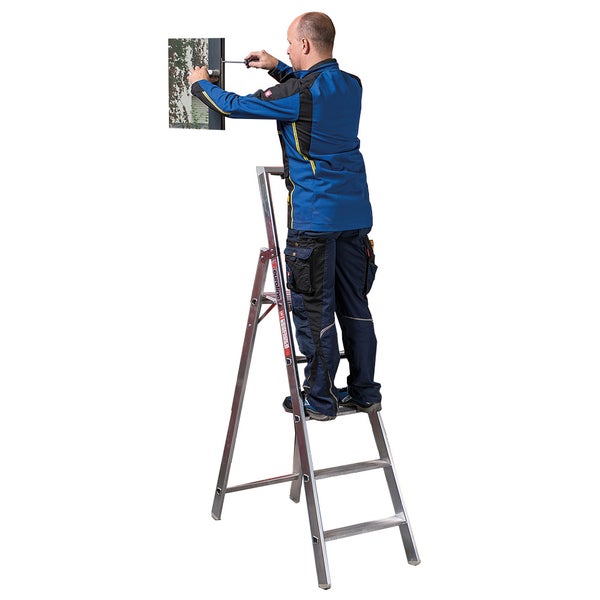 Handwerker auf einer Stufenleiter bei der Installation einer Tür