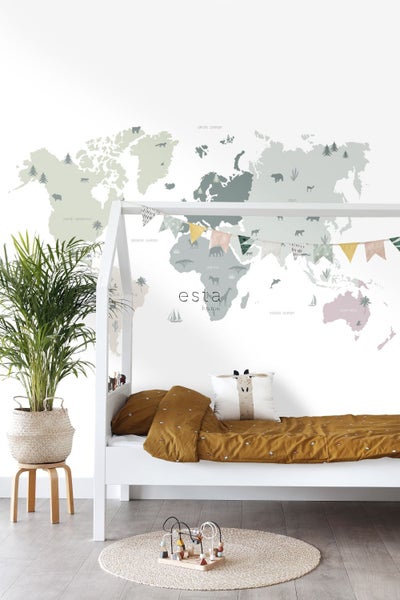 Dekoriertes Kinderzimmer mit Weltkarte, Bett und Zimmerpflanze