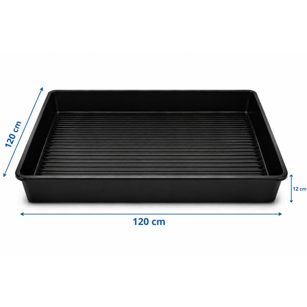 Quadratische, schwarze Pflanzschale aus Kunststoff mit geripptem Boden, 120 mal 120 mal 12 Zentimeter.