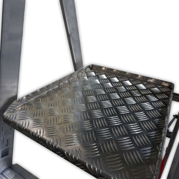 Große, rutschfeste Trittfläche aus Aluminium Riffelblech einer Leiter