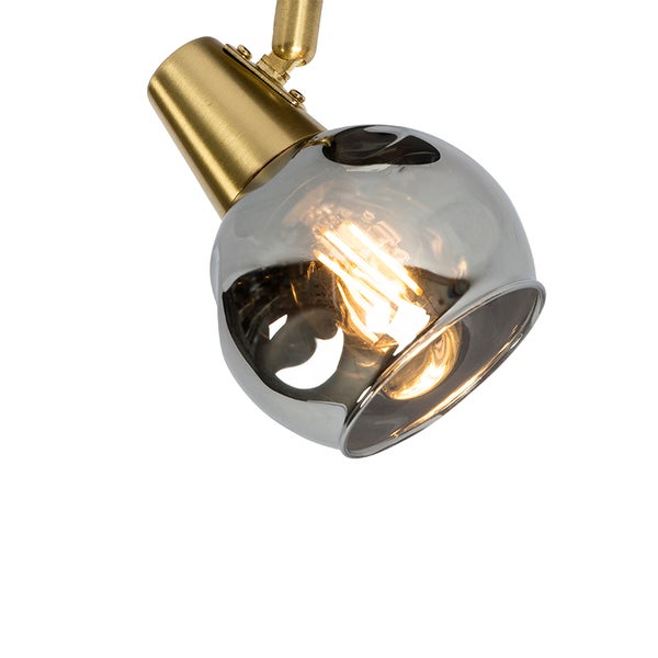 Wand- oder Deckenstrahler mit Schirm aus Rauchglas und Halterung in Messing-Optik, inklusive eingeschaltetem Filament-Leuchtmittel.