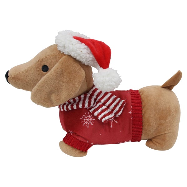Stofftier Dackel mit weihnachtlicher Kleidung, Mütze und Schal als festliche Weihnachtsdekoration.