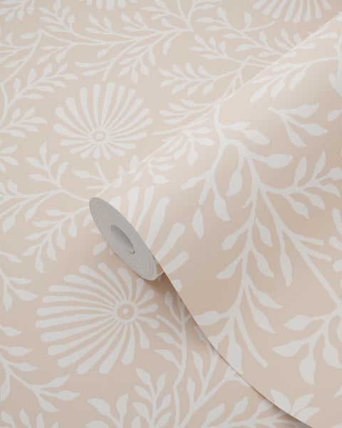 Rolle Tapete mit floralem Muster aus Blättern und Blüten zur Wandgestaltung.