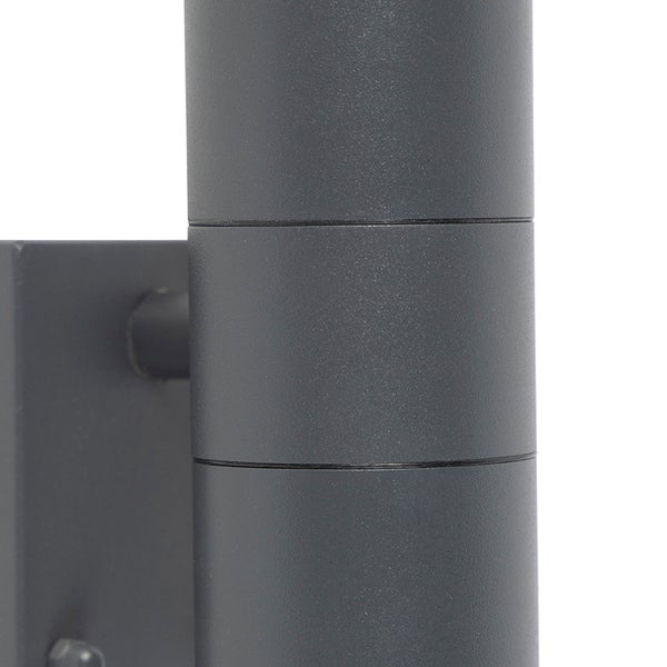 Nahaufnahme einer zylindrischen Außenwandleuchte in Anthrazit mit strukturierter Oberfläche und rechteckiger Wandhalterung.