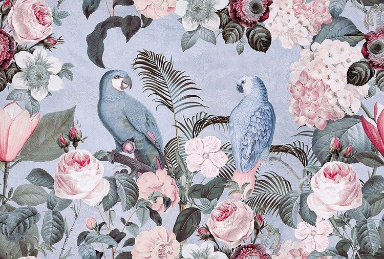 Tapete mit Blumenmuster, zwei Papageien, Rosen und Hortensien im Vintage-Stil.