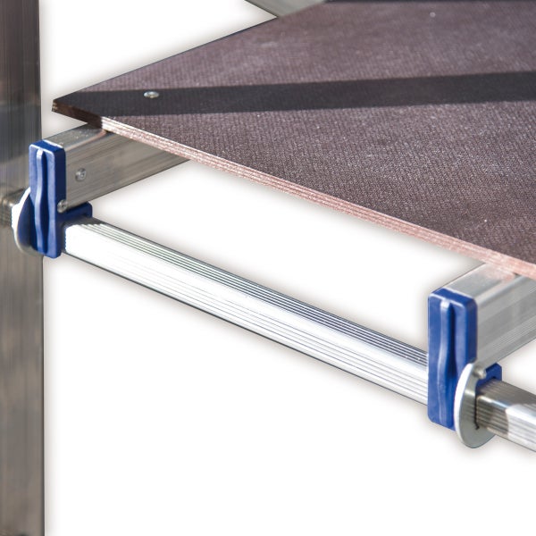 Detailansicht einer Arbeitsbühne mit Aluminiumrahmen und Holzplattform