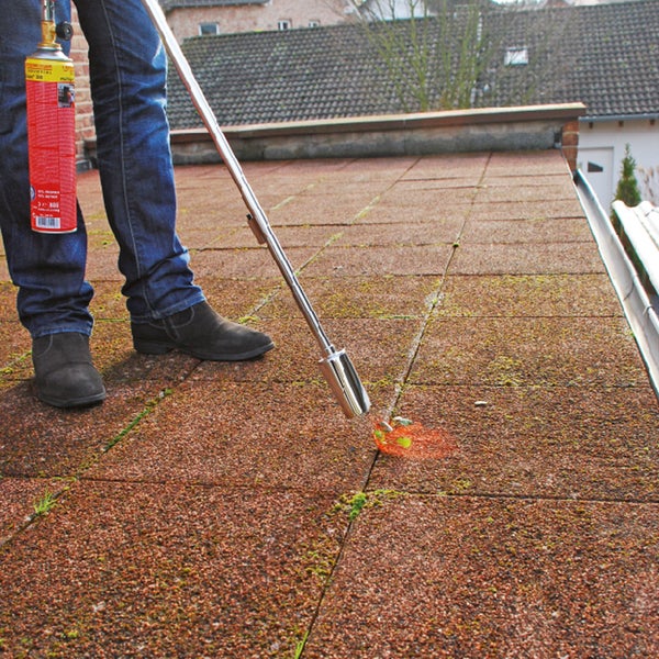 Ein Abtaubrenner wird verwendet, um eine Wasserleitung von Eis zu befreien.