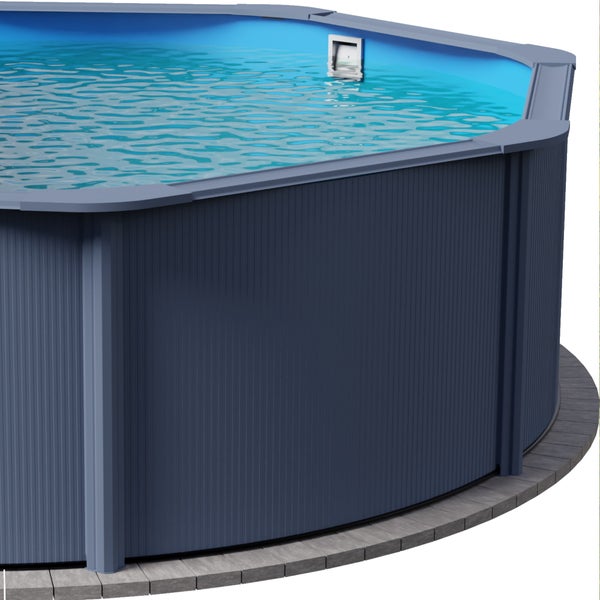 Detailansicht eines eingelassenen Pools mit Wasseroberfläche