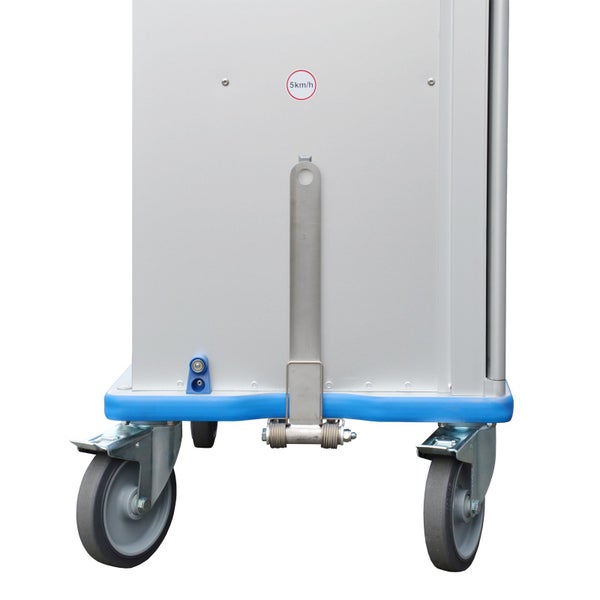 Detailansicht eines Wagens mit Rollen und Geschwindigkeitsbegrenzungsschild mit 5 km/h.