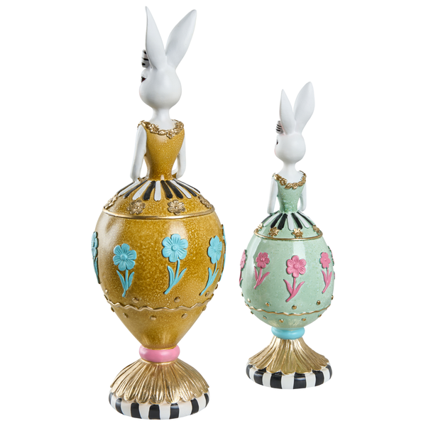 Dekorative Osterhasen-Figuren im Set aus zwei Stück, Hasen in floral verzierten Kleidern mit eiförmigem Unterkörper auf gestreiftem Sockel.
