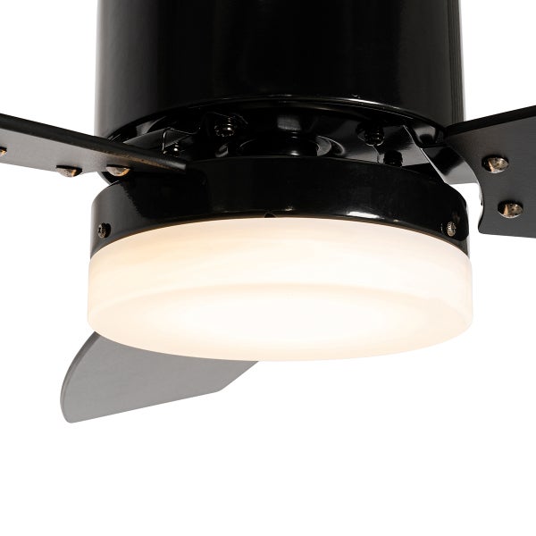 Nahaufnahme eines schwarzen Deckenventilators mit einer integrierten runden Leuchte.