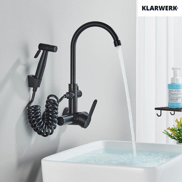 Wandmontierte schwarze Waschbeckenarmatur mit hohem Schwenkauslauf, Bidet-Handbrause und Spiralschlauch, Klarwerk Logo.
