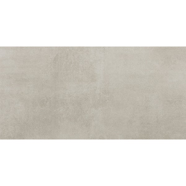 Feinsteinzeugfliese in Betonoptik mit matter Oberfläche für Wand und Boden.