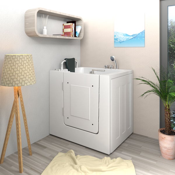 Begehbare Badewanne mit Tür, Ablagefläche, Stehlampe und Zimmerpflanze in Badezimmerumgebung