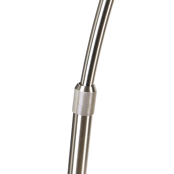 Detailansicht eines Metallrohrs mit gerändeltem Verbindungsstück