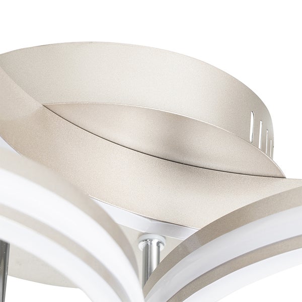 Detailaufnahme einer Deckenleuchte mit geschwungenen Elementen