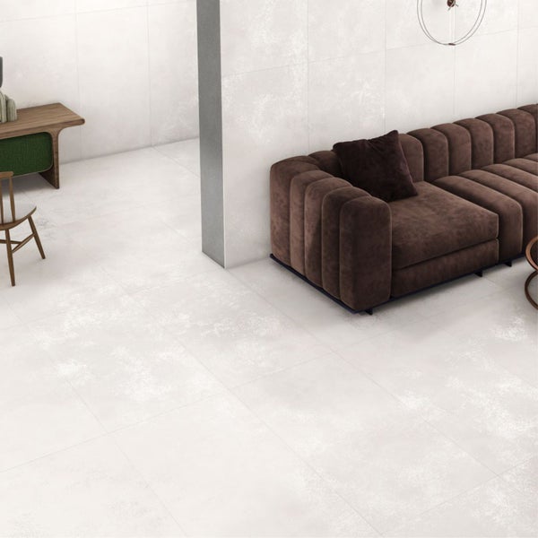 Heller Raum mit Bodenfliesen, Sofa und Dekoration