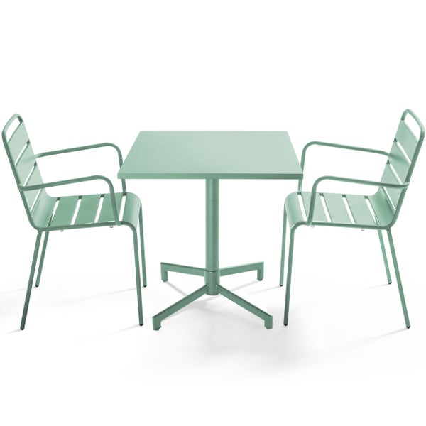 Bistro-Set aus Metall bestehend aus einem quadratischen Tisch mit Mittelfuß und zwei Gartenstühlen mit Armlehnen und Latten-Design.