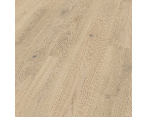 Nahaufnahme von hellem Laminatboden mit Holzstruktur.