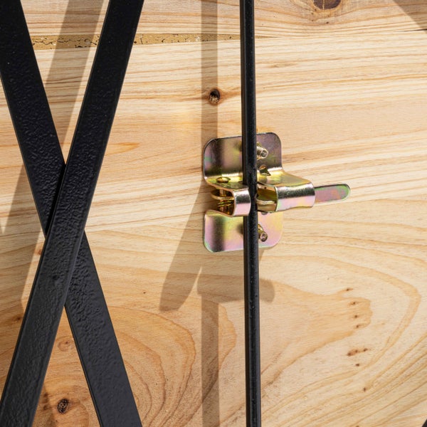 Detailaufnahme eines Metallverschlusses an einem Holzregal mit Metallstreben.