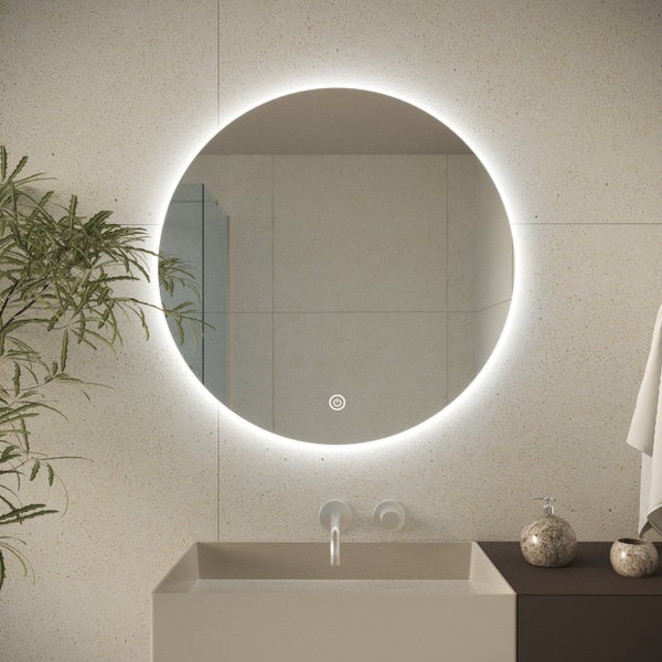 Runder Badezimmerspiegel mit LED Beleuchtung und Touch Sensor über einem modernen Waschbecken in einer gefliesten Badezimmerumgebung