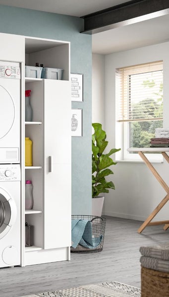 Heller Hauswirtschaftsraum mit weißem Wäscheschrank, Waschmaschine und Trockner, Regalen für Putzmittel, Zimmerpflanze und Bügelbrett.