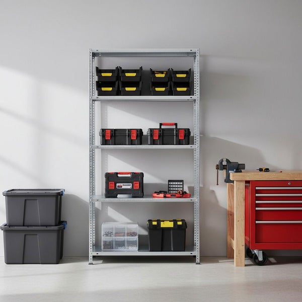 Metallregal mit Werkzeugkoffern, Kleinteilemagazinen und Aufbewahrungsboxen in einer Werkstatt neben einer Werkbank mit Werkstattwagen.