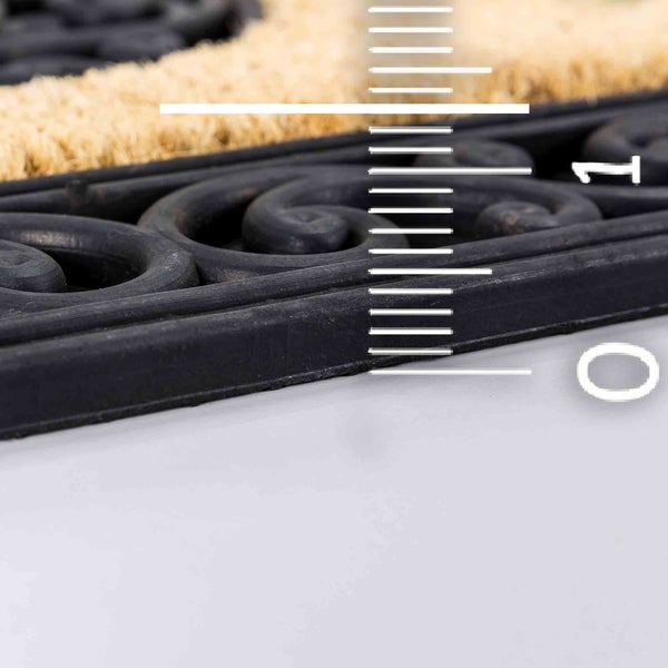 Detailansicht einer Fußmatte aus Kokosfaser mit Gummirand zur Messung der Dicke