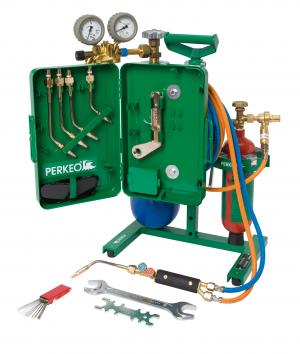 Kleinst-Lötgerät Perkeo mit Gasflaschen, Druckminderer, Schlauchpaket, Brenner und Werkzeug in grünem Tragegestell.