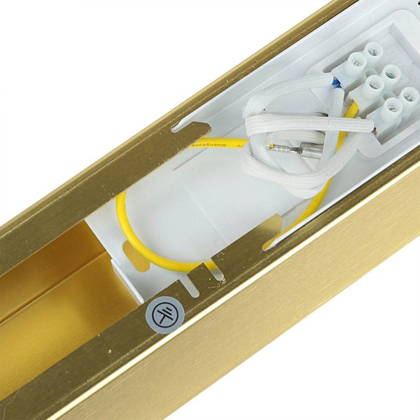 Innenansicht einer goldenen Lampe mit Verkabelung