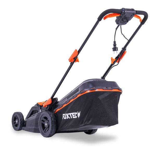 Elektro-Rasenmäher von Fuxtec in Schwarz und Orange mit Grasfangkorb und Netzkabel.