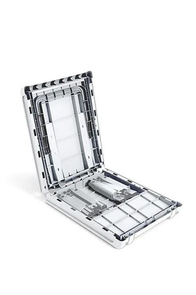 Klappbarer Campingtisch aus Kunststoff in Weiß und Grau, platzsparend zusammengefaltet.