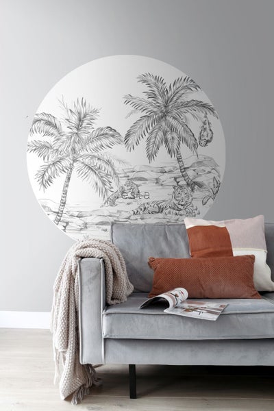 Wandbild mit Palmen und Tigern über einer Couch