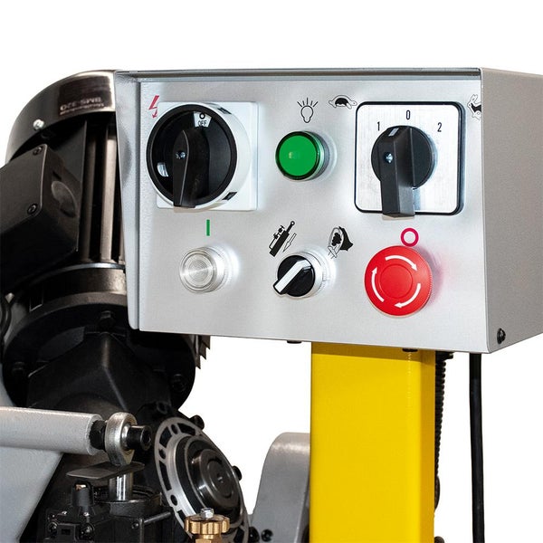 Bedienfeld einer Bandsäge mit Schaltern und Not-Aus-Knopf