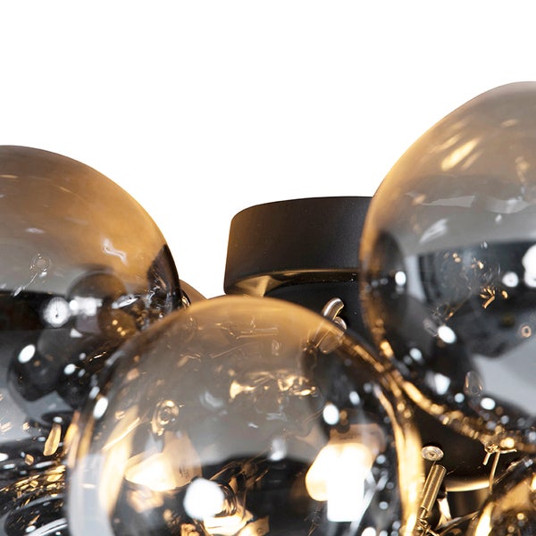 Detailaufnahme einer Deckenleuchte mit mehreren kugelförmigen Lampenschirmen