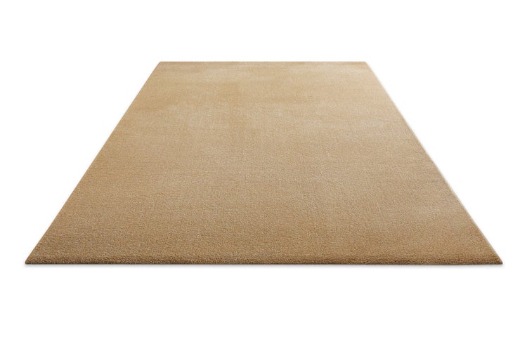 Beige Teppich in rechteckiger Form mit feinem Flor.