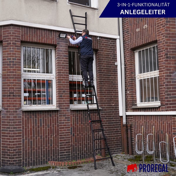 Weihnachtsleuchter mit sieben Lichtern und einer Dekoration aus Tannenzweigen in einer Vase