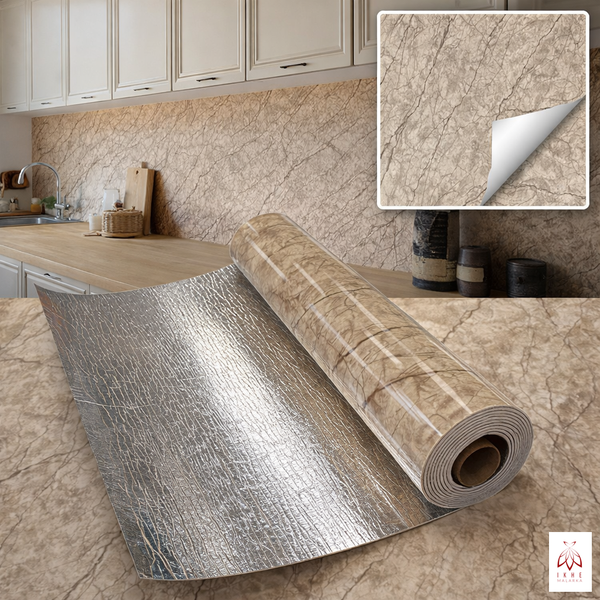 Küchenszene mit selbstklebender Möbelfolie in Marmoroptik auf Arbeitsplatte und Küchenrückwand