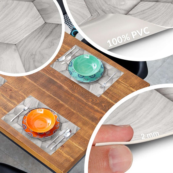 Platzset aus 100 Prozent PVC in Holzoptik mit geometrischem Muster, 2 Millimeter dick, auf einem Holztisch mit Geschirr.