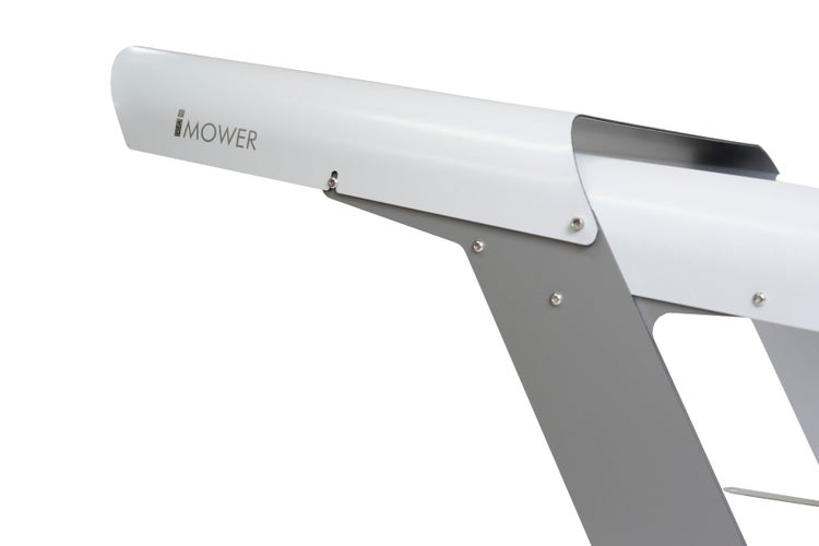 Detailansicht eines Rasenroboters mit iMOWER Schriftzug.