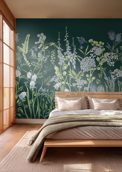 Fototapete mit botanischem Blumenmuster auf dunkelgrünem Hintergrund in einem hellen Schlafzimmer mit Holzbett.