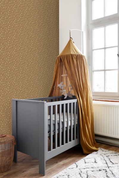 Kinderzimmer mit grauem Gitterbett und gemusterter Tapete