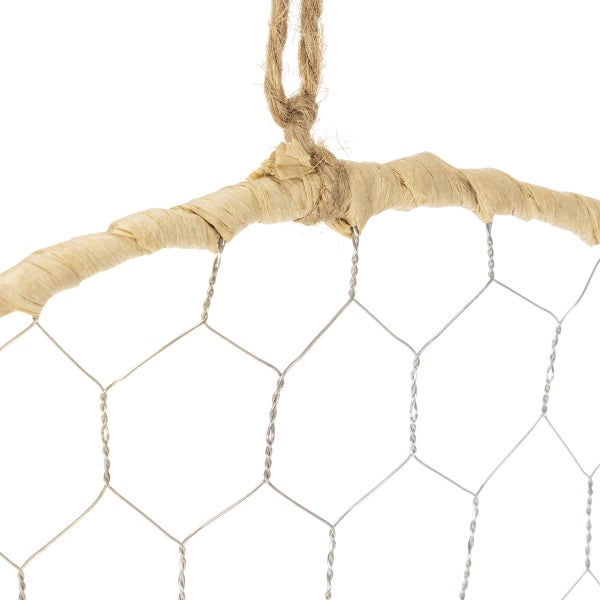 Detailansicht einer Wanddekoration aus hexagonalem Maschendraht mit papierumwickeltem Rahmen und Juteseil zum Aufhängen.