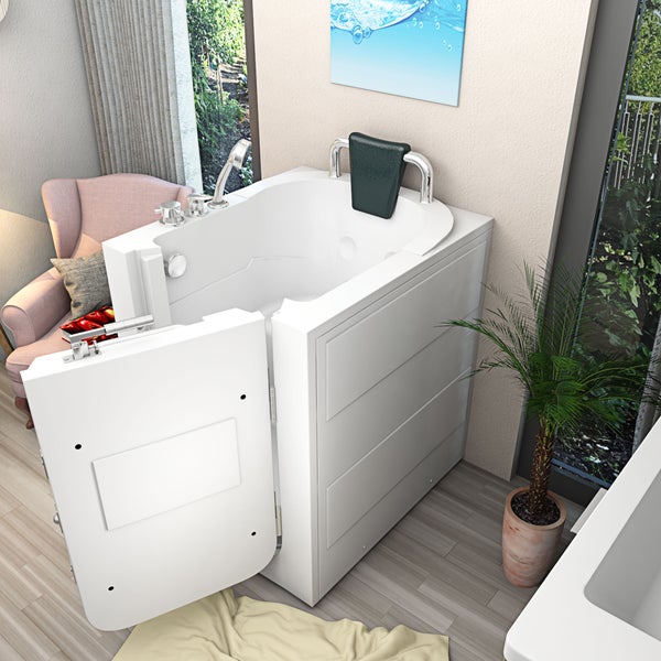 Begehbare Badewanne mit offener Tür in einem hellen Badezimmer.