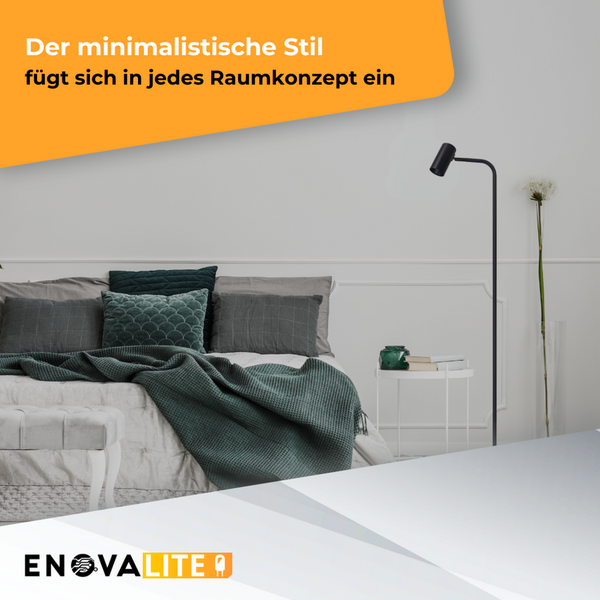 Schlafzimmer mit Bett, Beistelltisch und EnovaLite Stehlampe