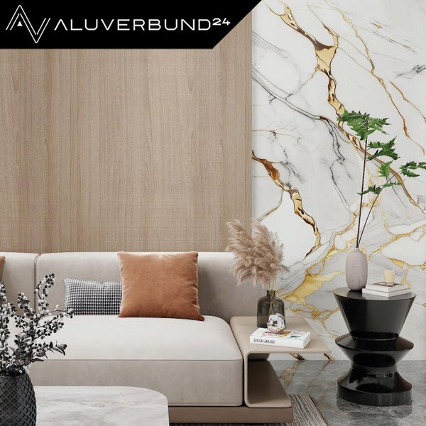 Wohnzimmer mit Wandpaneelen in Holzoptik und Marmoroptik