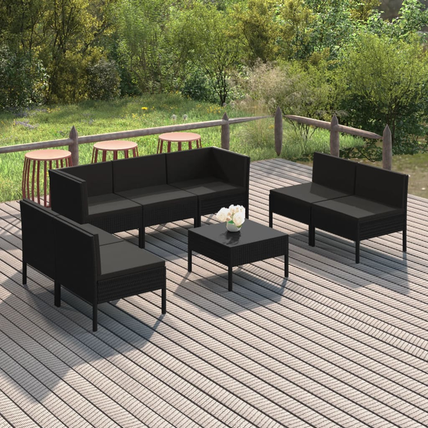 Gartenmöbelset mit Sofa, Sesseln und Tisch auf einer Terrasse