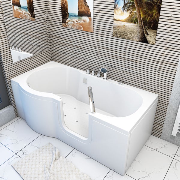 Barrierefreie Badewanne mit Tür, eingebaut in einem Badezimmer mit horizontal gemusterter Wand