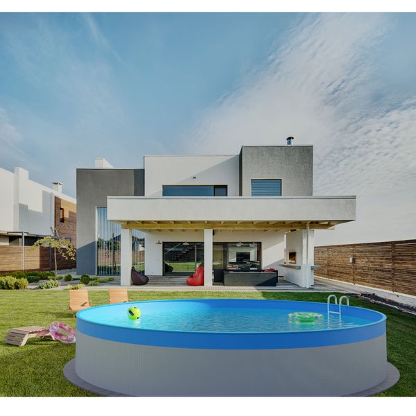 Garten mit Pool vor einem Wohnhaus