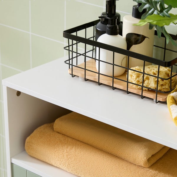 Badezimmerregal mit Handtüchern, Duschgel und Aufbewahrungskorb